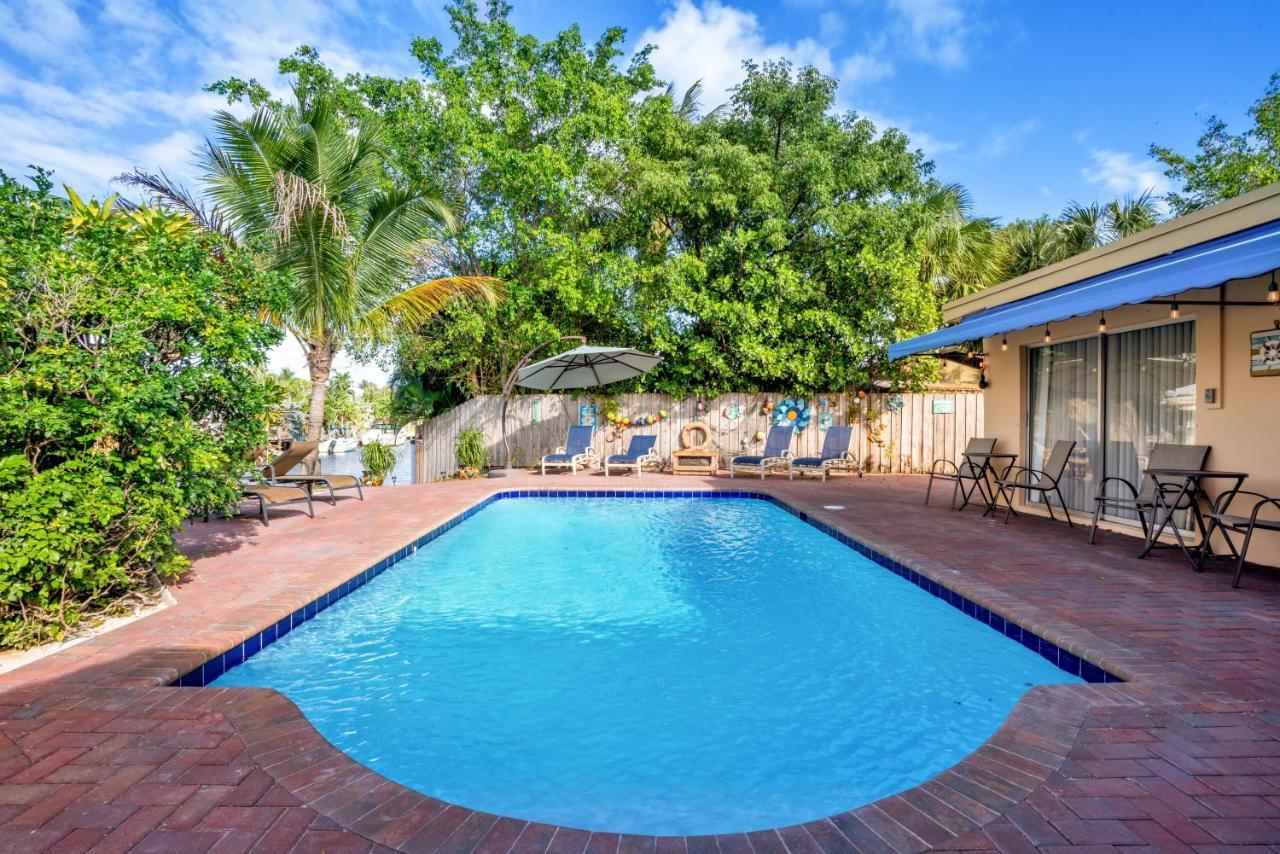 Holiday home 4 Bd Near Spacious Solar Heated Pool Waterfront *