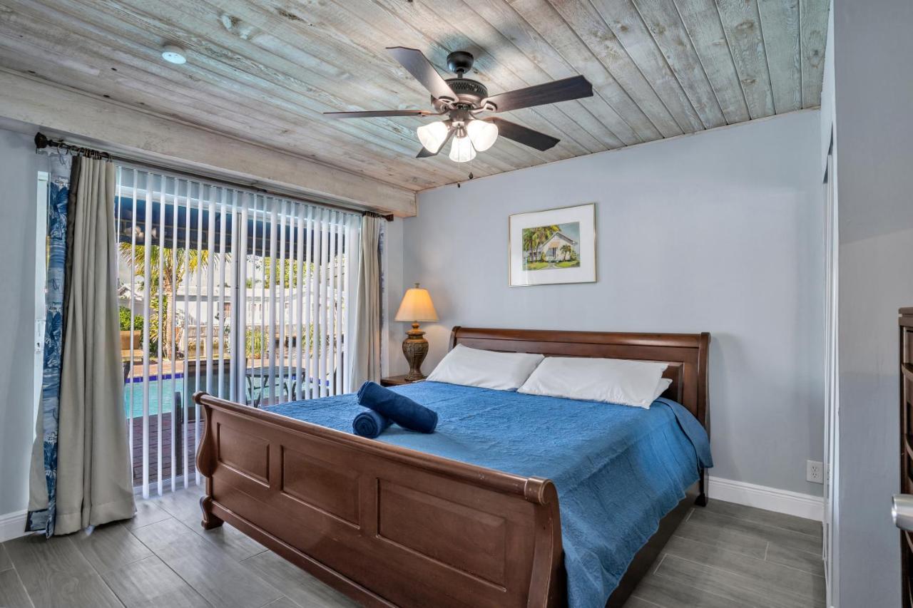 4 Bd Near Spacious Solar Heated Pool Waterfront Holiday home *