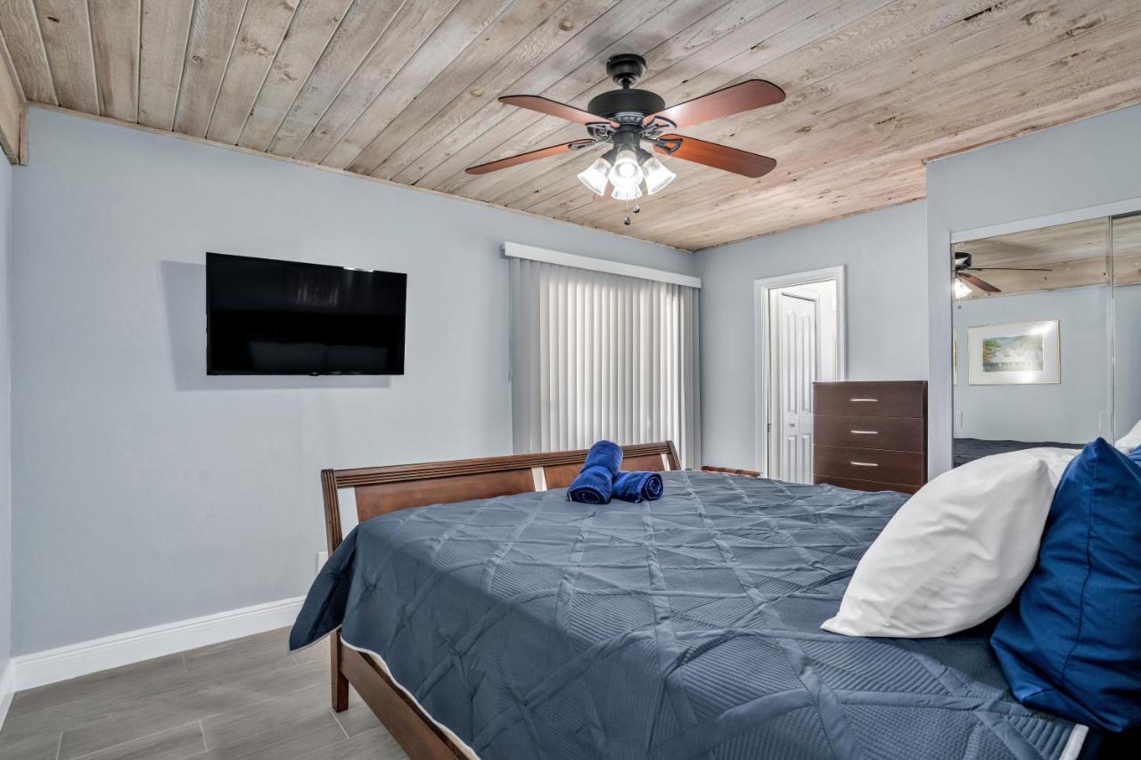 Holiday home 4 Bd Near Spacious Solar Heated Pool Waterfront *