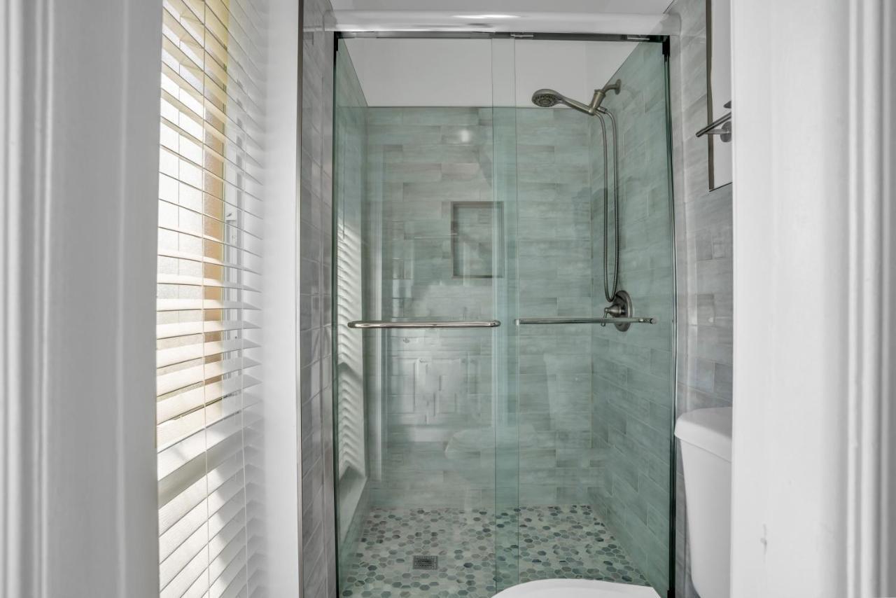 4 Bd Near Spacious Solar Heated Pool Waterfront * Pompano Beach