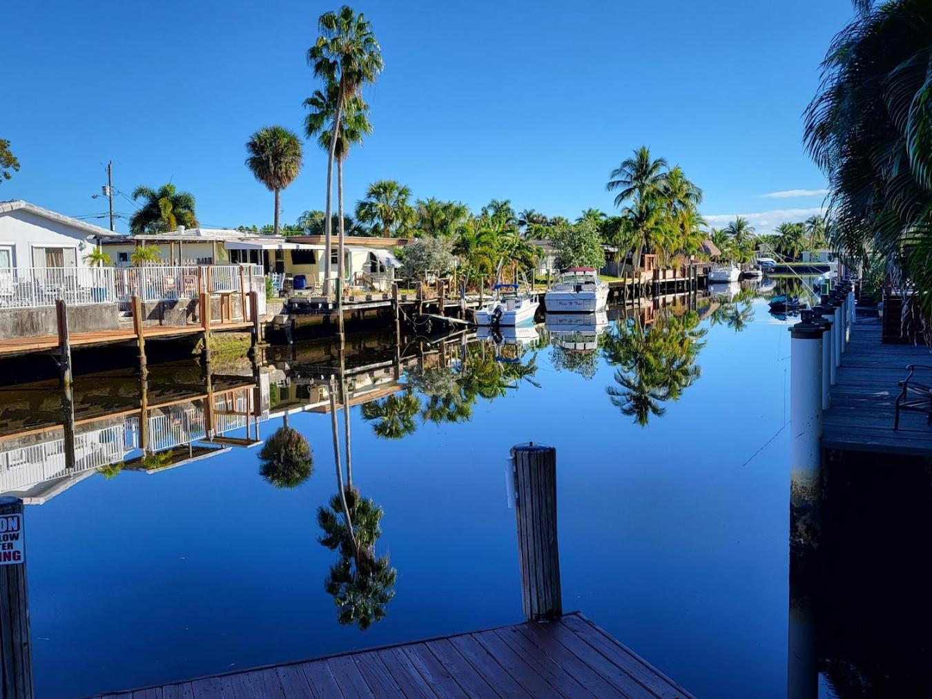 Holiday home 4 Bd Near Spacious Solar Heated Pool Waterfront *