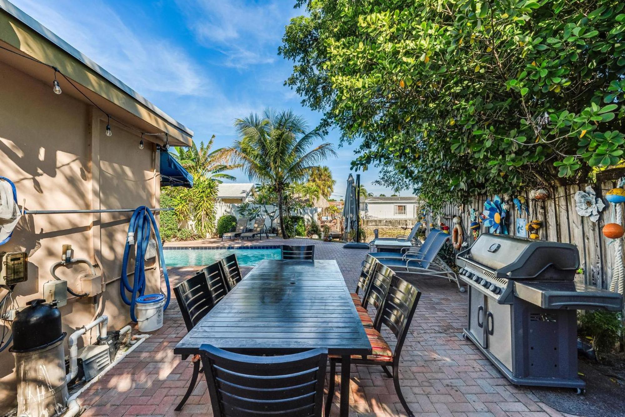 4 Bd Near Spacious Solar Heated Pool Waterfront *